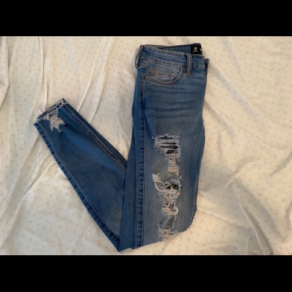 ⚡️Hollister Low Rise Distressed⚡️ ($7 flash sale) - Picture 2 of 6
